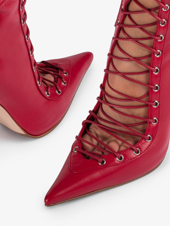 ブラックのアンクルブーツ、レースアップ、ポインテッドトゥ、ハイヒール、ハイヒールブーティ