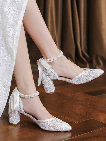 レースのウェディングシューズ、ポインテッドトゥ、パール、チャンキーヒール、アンクルストラップのブライダルシューズ