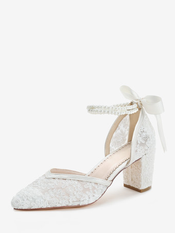 アイボリー レースのウェディングシューズ、ポインテッドトゥ、パール、チャンキーヒール、アンクルストラップのブライダルシューズ