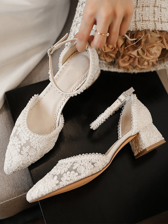 アイボリーのウェディングシューズ レースアップリケ ポインテッドトゥ チャンキーヒール アンクルストラップ ブライダルシューズ