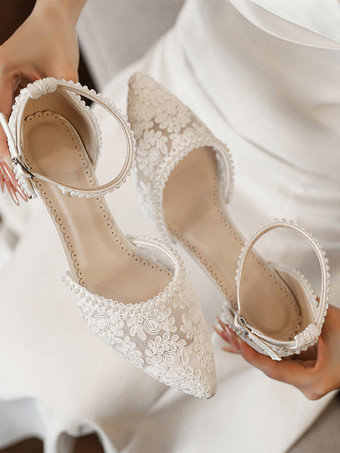 アイボリーのウェディングシューズ レースアップリケ ポインテッドトゥ チャンキーヒール アンクルストラップ ブライダルシューズ