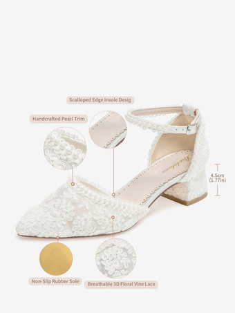 アイボリーのウェディングシューズ レースアップリケ ポインテッドトゥ チャンキーヒール アンクルストラップ ブライダルシューズ