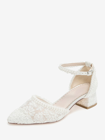 アイボリーのウェディングシューズ レースアップリケ ポインテッドトゥ チャンキーヒール アンクルストラップ ブライダルシューズ