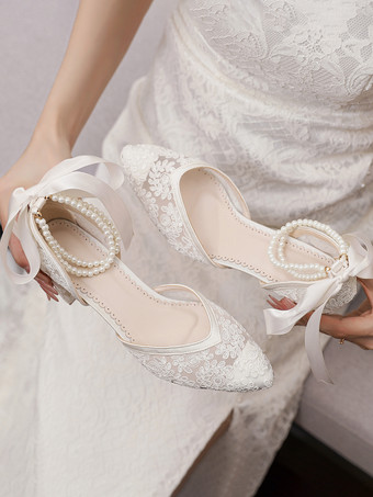 レースのウェディングシューズ、ポインテッドトゥ、パール、チャンキーヒール、アンクルストラップのブライダルシューズ
