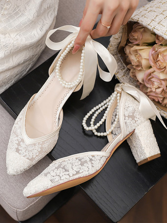 レースのウェディングシューズ、ポインテッドトゥ、パール、チャンキーヒール、アンクルストラップのブライダルシューズ