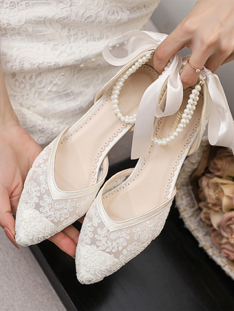 レースのウェディングシューズ、ポインテッドトゥ、パール、チャンキーヒール、アンクルストラップのブライダルシューズ