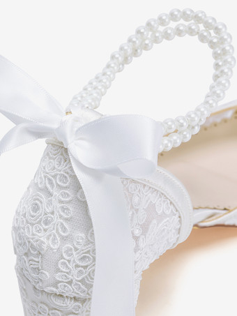 レースのウェディングシューズ、ポインテッドトゥ、パール、チャンキーヒール、アンクルストラップのブライダルシューズ