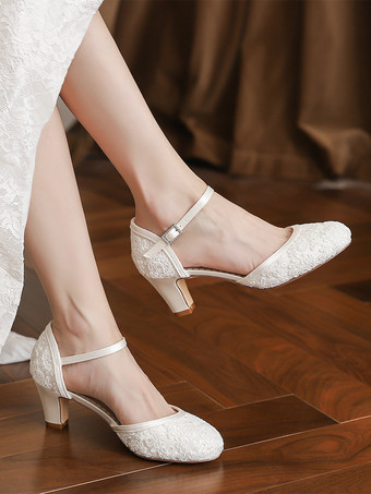 アイボリーのヴィンテージウェディングシューズ、ラウンドトゥ、チャンキーヒールのブライダルシューズ