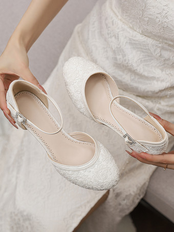 アイボリーのヴィンテージウェディングシューズ、ラウンドトゥ、チャンキーヒールのブライダルシューズ