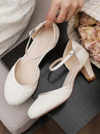 アイボリーのヴィンテージウェディングシューズ、ラウンドトゥ、チャンキーヒールのブライダルシューズ