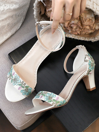 アイボリーのウェディングシューズ 花柄刺繍入りオープントゥ チャンキーヒール ブライダルシューズ