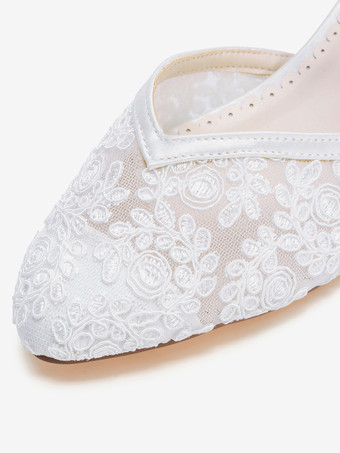 レースのヴィンテージブライダルシューズ、ポインテッドトゥ、バックルディテール、キトンヒールのウェディングシューズ