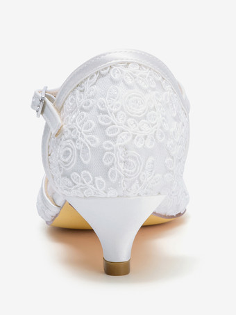 レースのヴィンテージブライダルシューズ、ポインテッドトゥ、バックルディテール、キトンヒールのウェディングシューズ