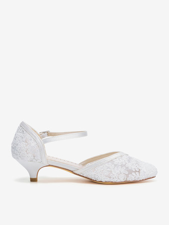 レースのヴィンテージブライダルシューズ、ポインテッドトゥ、バックルディテール、キトンヒールのウェディングシューズ