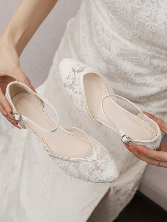 レースのヴィンテージブライダルシューズ、ポインテッドトゥ、バックルディテール、キトンヒールのウェディングシューズ