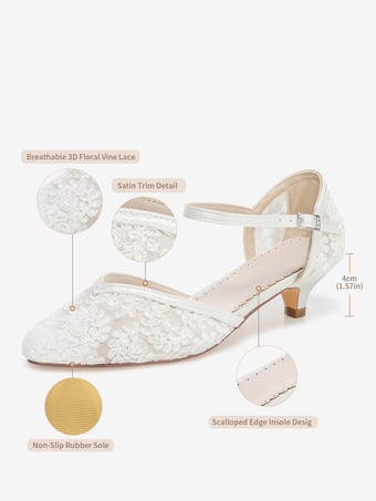 レースのヴィンテージブライダルシューズ、ポインテッドトゥ、バックルディテール、キトンヒールのウェディングシューズ