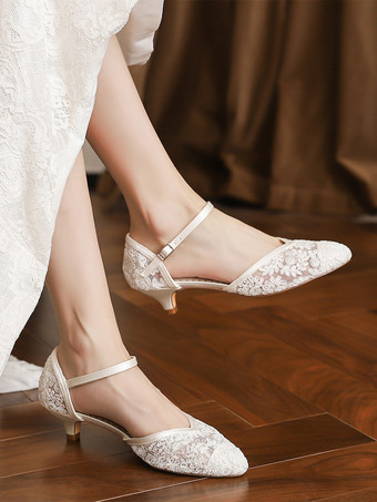 レースのヴィンテージブライダルシューズ、ポインテッドトゥ、バックルディテール、キトンヒールのウェディングシューズ