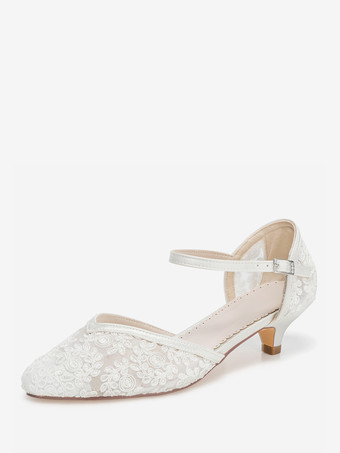 アイボリー レースのヴィンテージブライダルシューズ、ポインテッドトゥ、バックルディテール、キトンヒールのウェディングシューズ