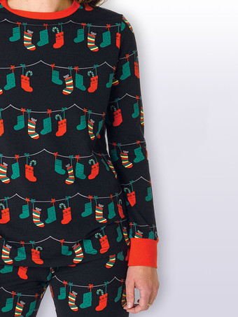黒と赤のクリスマスストッキングとライトプリントのファミリーパジャマセット 2026