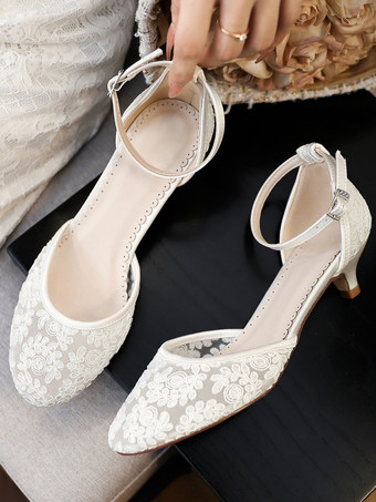 キトンヒールのブライダルシューズ、レースアップリケ、ラウンドトゥ、アンクルストラップのブライダルシューズ