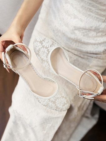 キトンヒールのブライダルシューズ、レースアップリケ、ラウンドトゥ、アンクルストラップのブライダルシューズ