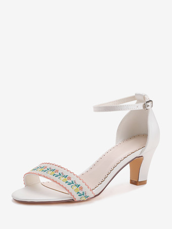 アイボリー チャンキーヒールのブライダルシューズ、花柄刺繍入りアンクルストラップのウェディングシューズ
