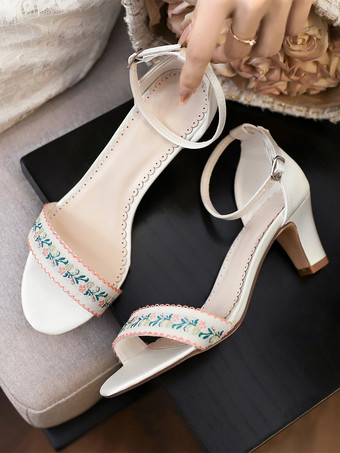 チャンキーヒールのブライダルシューズ、花柄刺繍入りアンクルストラップのウェディングシューズ