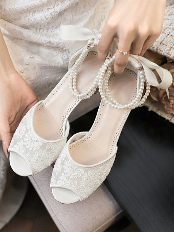 レースのウェディングシューズ、つま先が見える花柄ビーズパールのチャンキーヒールのブライダルシューズ