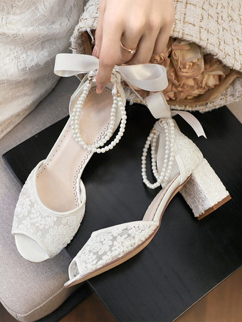 レースのウェディングシューズ、つま先が見える花柄ビーズパールのチャンキーヒールのブライダルシューズ