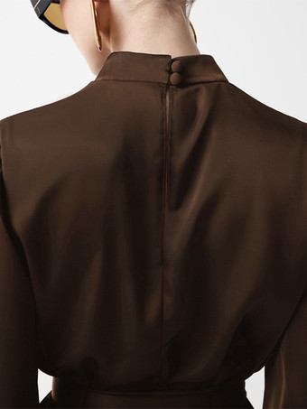 ハイネックとランタンスリーブのブラウンサテンミニシャツドレス（レディース 2025）