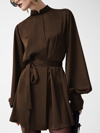 ハイネックとランタンスリーブのブラウンサテンミニシャツドレス（レディース 2025）