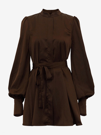 ハイネックとランタンスリーブのブラウンサテンミニシャツドレス（レディース 2025）