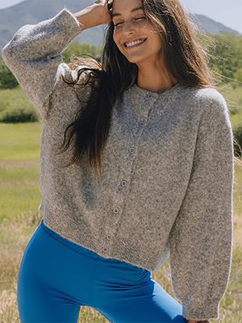 ライトグレー ドロップショルダーと長袖のニットカーディガンセーター（レディース）2025