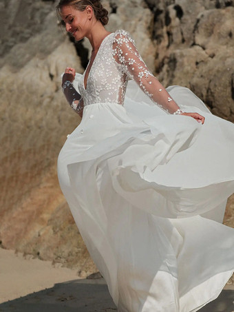 ボヘミアンレースのウェディングドレス Vネック ロングスリーブ ブライダルガウン バックボタン＆フロントスリット