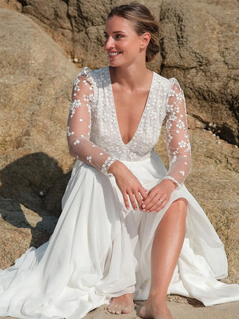 ホワイトボヘミアンレースのウェディングドレス Vネック ロングスリーブ ブライダルガウン バックボタン＆フロントスリット