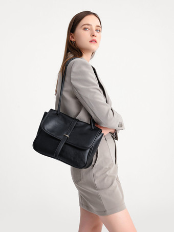 大容量ショルダーバッグ フェイクレザー フラップバッグ レディース 2025