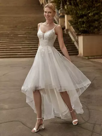 華やかなスカートが揺れる、優雅な花嫁のウェディングドレス - Milanoo.jp 