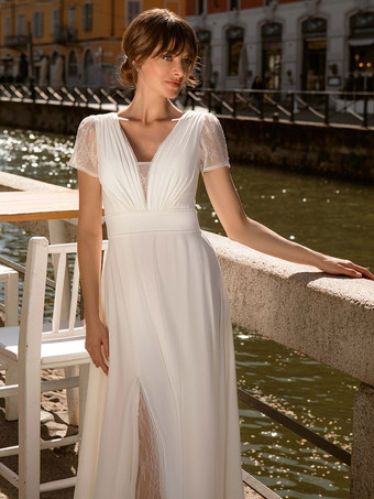 アイボリーボヘミアンウェディングドレス レース フロントスリット Aライン フロア丈 ナチュラルウエスト ジッパー ショートスリーブ Vネック アイボリー