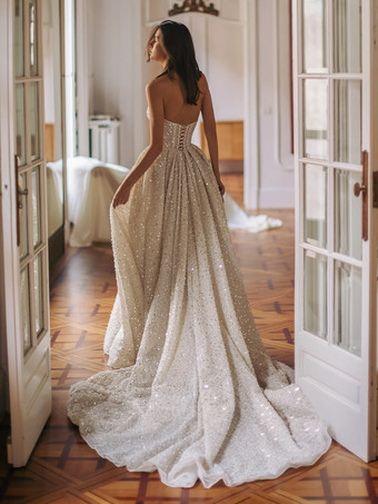 レースアップバックスリットスカートとトレーン付きスパンコールストラップレスウェディングドレス