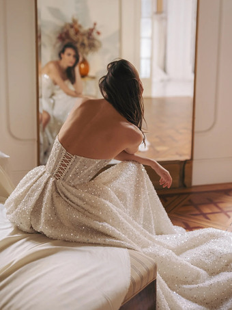 レースアップバックスリットスカートとトレーン付きスパンコールストラップレスウェディングドレス