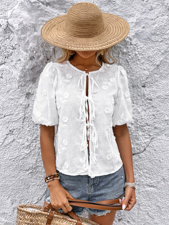 ホワイト タイフロントとパフスリーブの白い花柄レースブラウス 2025