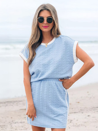 ライトスカイブルー2025年夏に着たい、半袖トップスとミニスカートのカジュアルツーピースコーデ