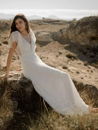 Einfaches Brautkleid mit V-Ausschnitt und kurzen Ärmeln und Schleppe aus Spitze