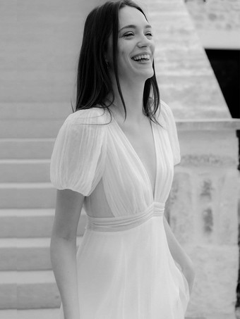 シンプルなウェディングドレス ボールガウン Vネック 半袖 プリーツブライダルガウン