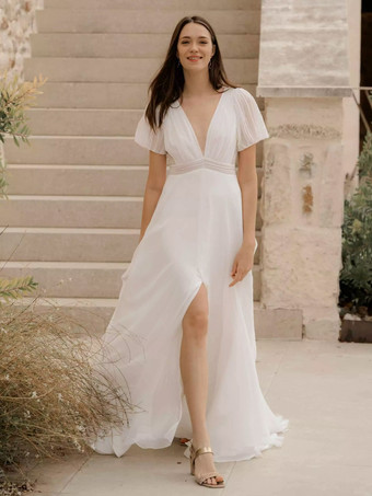 ホワイトシンプルなウェディングドレス ボールガウン Vネック 半袖 プリーツブライダルガウン