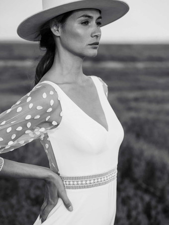 シンプルなウェディングドレス ボールガウン Vネック 7分袖 レース ブライダルガウン