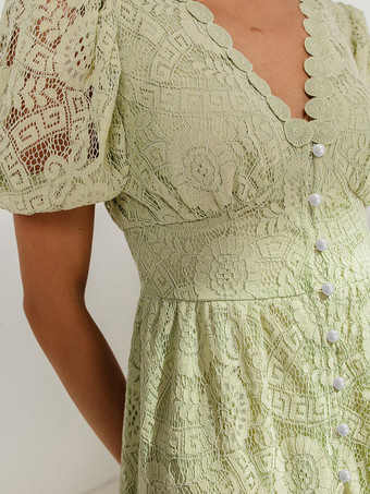 パフスリーブ、Vネックラインのレースミディドレス 2026