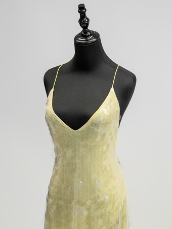 バターイエローのスパークリングスパンコールドレス、アシンメトリーヘム、Vネック、バックレス、シアーマキシマーメイドドレス（レディース、2025年）