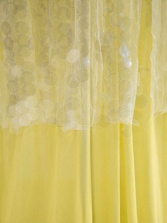 バターイエローのスパークリングスパンコールドレス、アシンメトリーヘム、Vネック、バックレス、シアーマキシマーメイドドレス（レディース、2025年）