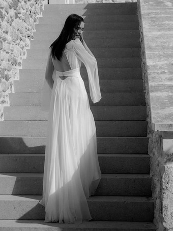 シンプルなウェディングドレス ボールガウン Vネック 長袖 ボタン付き ブライダルドレス